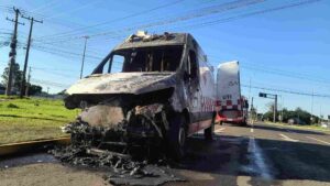 MOTORISTA ESCAPA ILESO APÓS AMBULÂNCIA PEGAR FOGO PRÓXIMO AO AEROPORTO DE CAMPO GRANDE